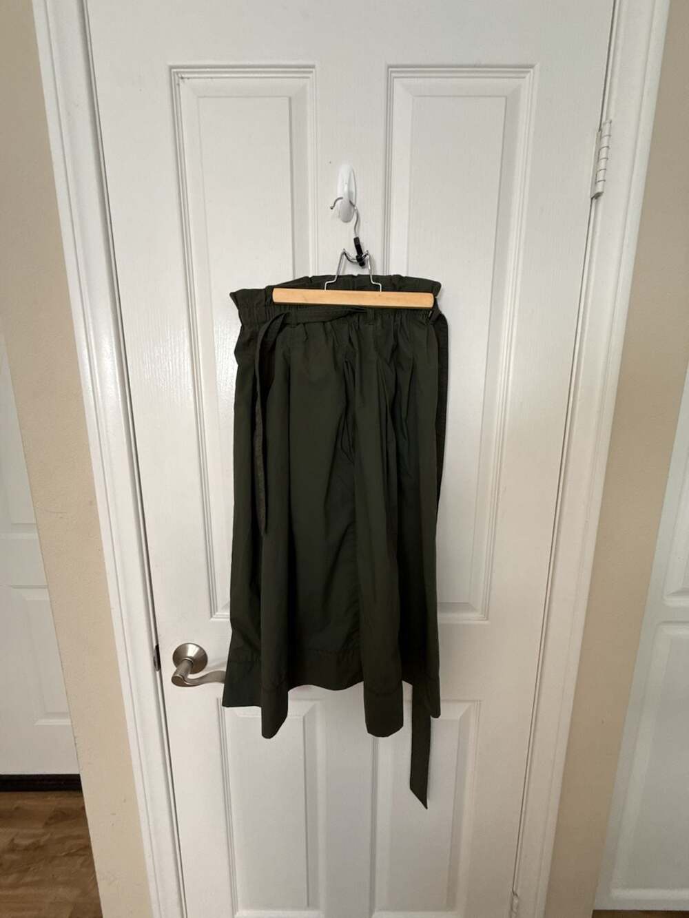Uniqlo Paperbag Waist Wide Leg Culottes Olive Green Size M
